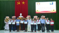 Trao học bổng cho học sinh có hoàn cảnh khó khăn