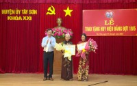 Trao tặng Huy hiệu Đảng đợt 19/5