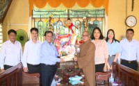 Thường trực Huyện ủy thăm, chúc mừng Đại lễ Phật đản, Phật lịch 2025